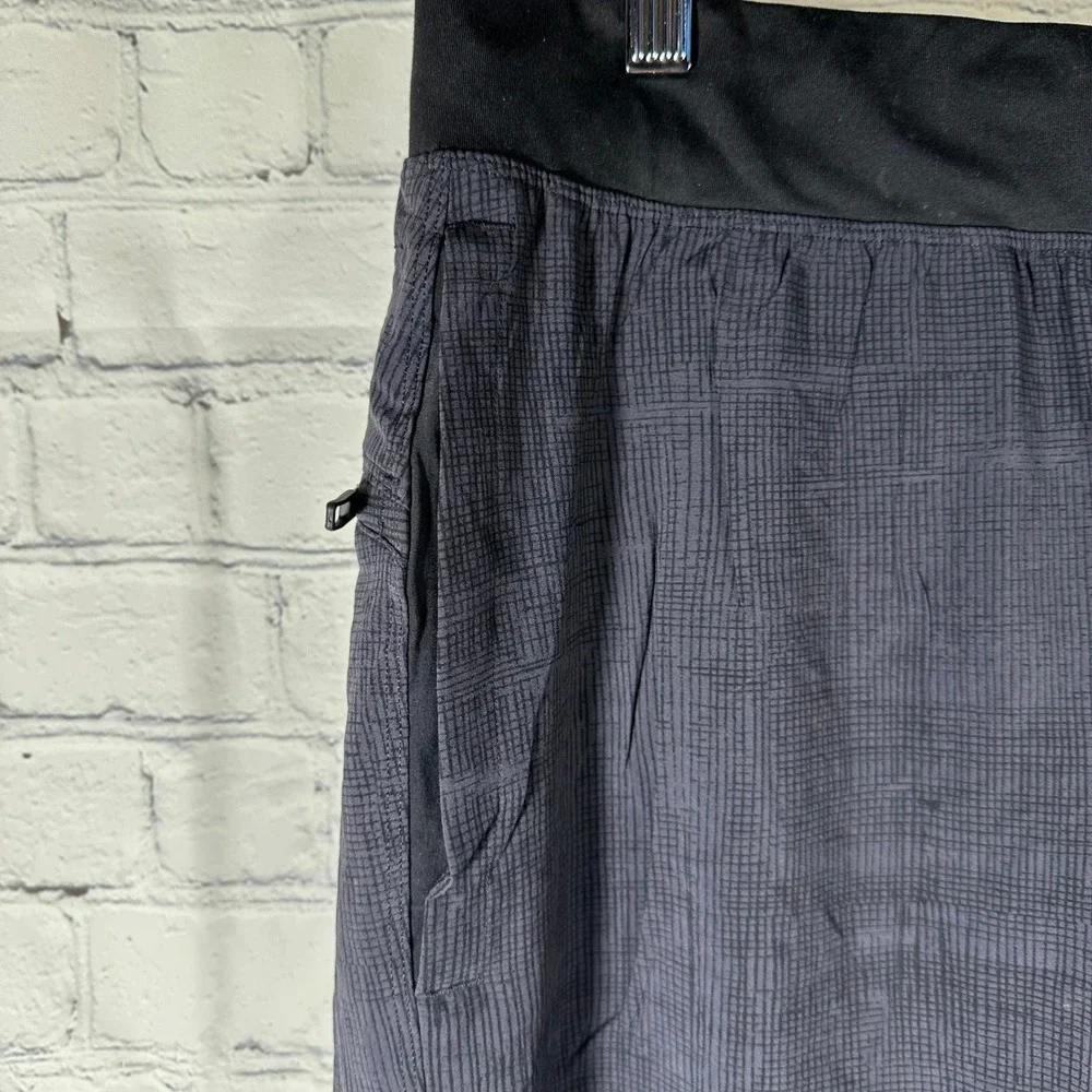 Lululemon Mens XL Grid Pattern Athletic Training Shorts Black Gray 9 Inch Inseam